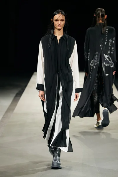 Look 18